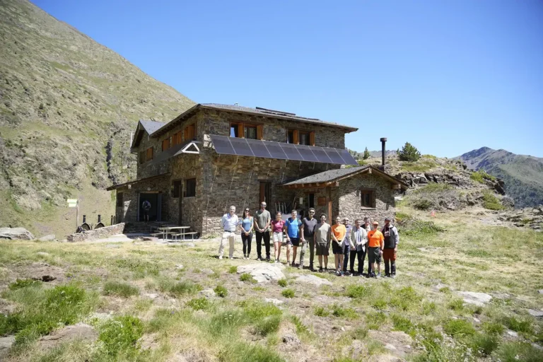 Autoritats i assistents a l'acte institucional davant del refugi guardat del Comapedrosa renovat